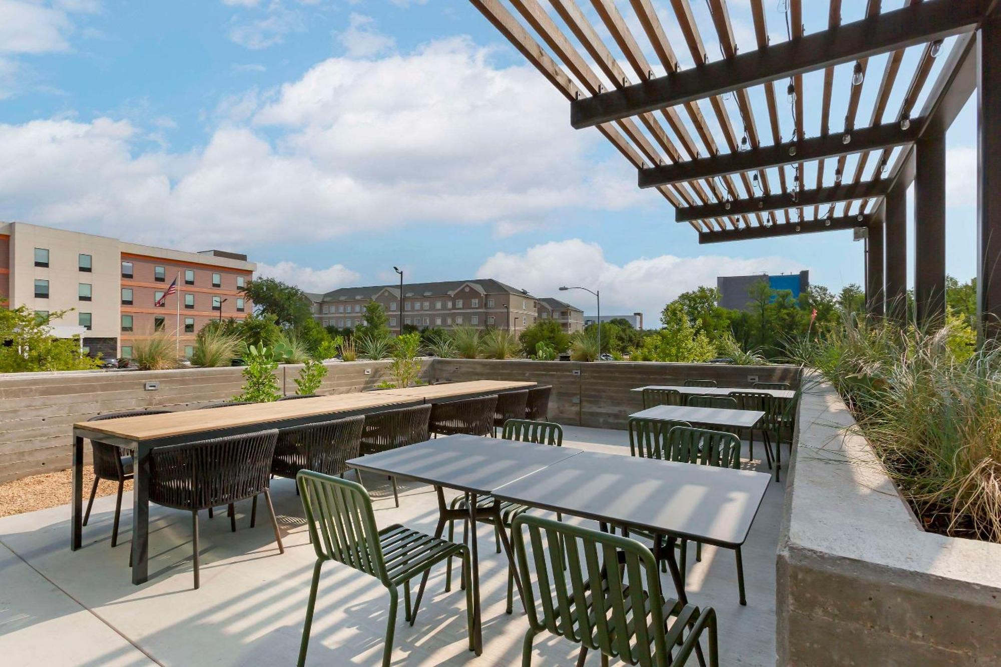 Cambria Hotel Austin Airport Exterior photo